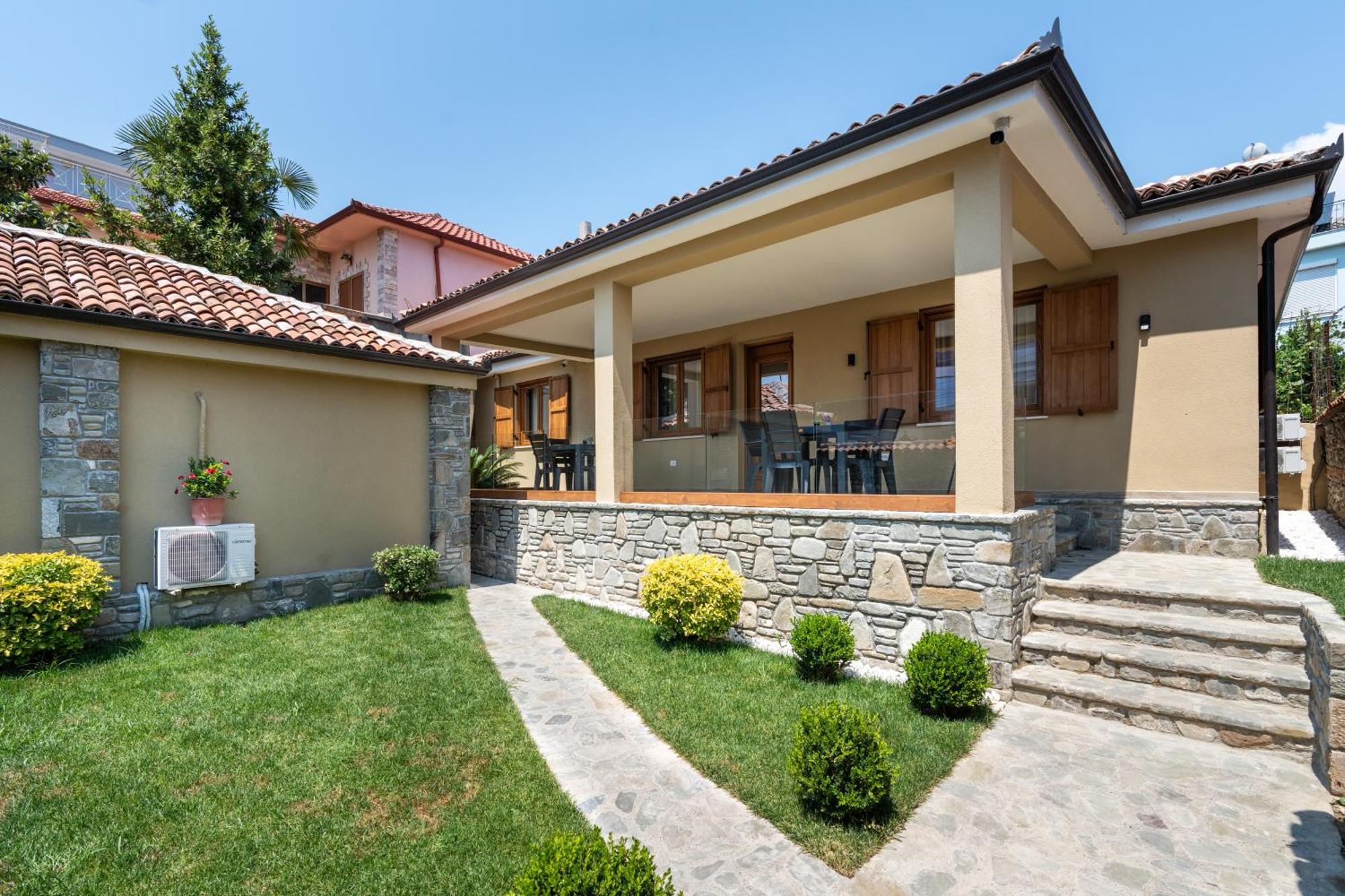 Villa Zoi A Stay To Remember I Located Inside The Castle Of Elbasan, On A Historic Roman Road Via Egnatia I Homemade Breakfast Extérieur photo